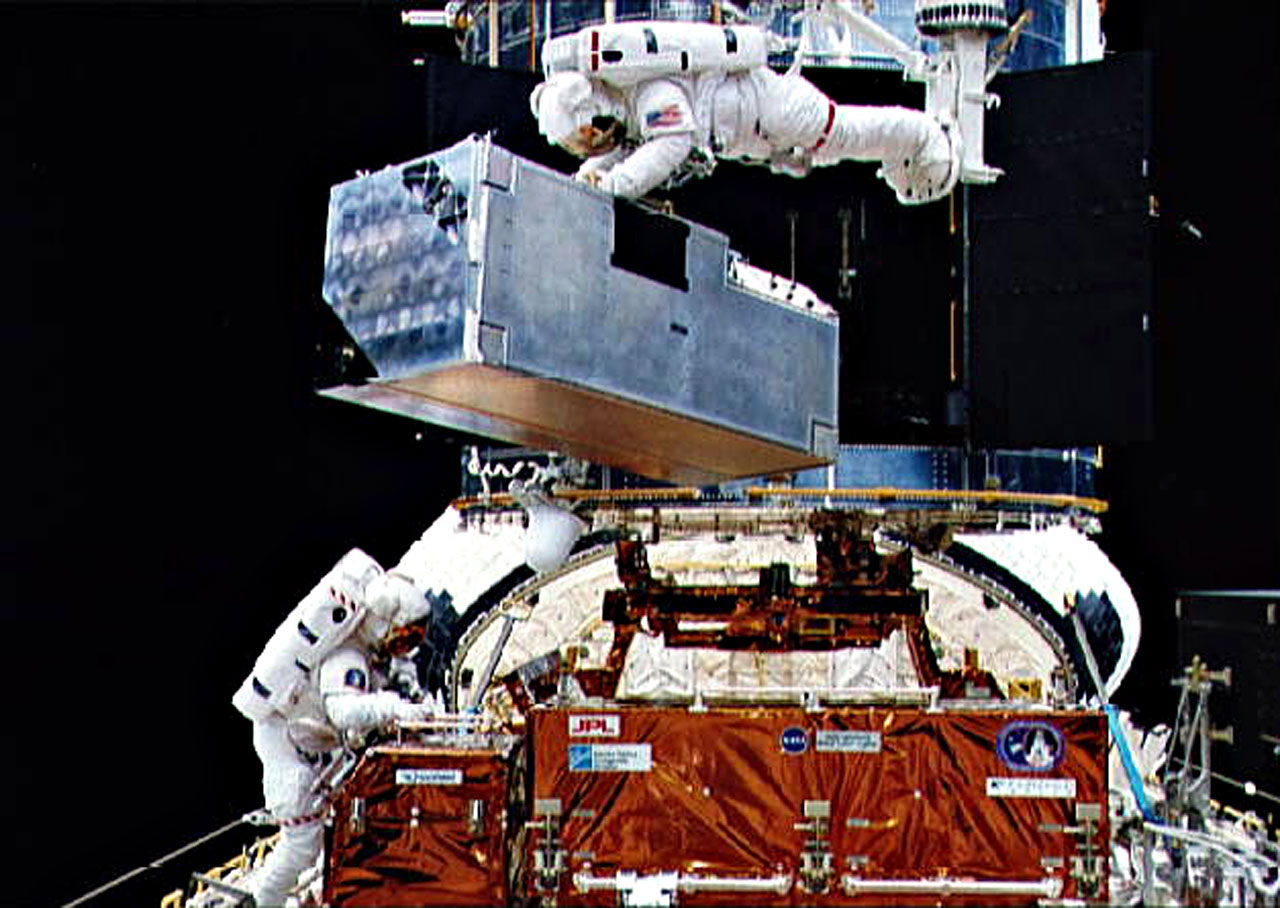 costar COSTAR being inserted into Hubble during First Servicing Misson.